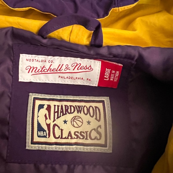 mitchell and ness M&N the lakers jacket L size - Picture 3 of 4